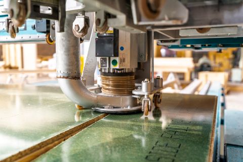 Houtskeletbouwmachine aan het werk Houtskeletbouwmachine aan het werk