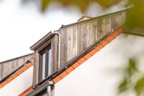 Lucarne en ossature bois revêtue de bardage en bois de grange