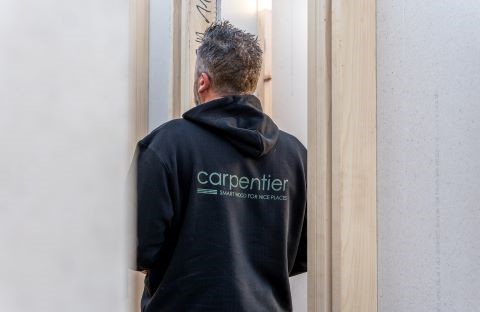 Arbeider op de werf van houtskeletbouw