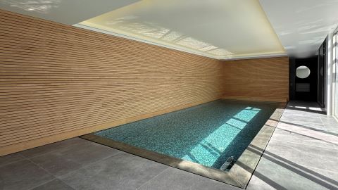 Accoya wand bij overdekt zwembad - Devolder Architecten bv, Kortrijk Accoya wand bij overdekt zwembad- Devolder Architecten Kortrijk