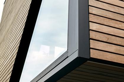 Detail optopping in houtskeletbouw met houten gevelbekleding