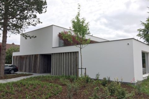 Moderne witte villa met barnwood gevelbekleding voor robuuste uitstraling