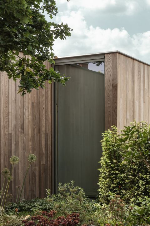 Verticale gevelbekleding poolhouse in HOTwood essen Plus Line