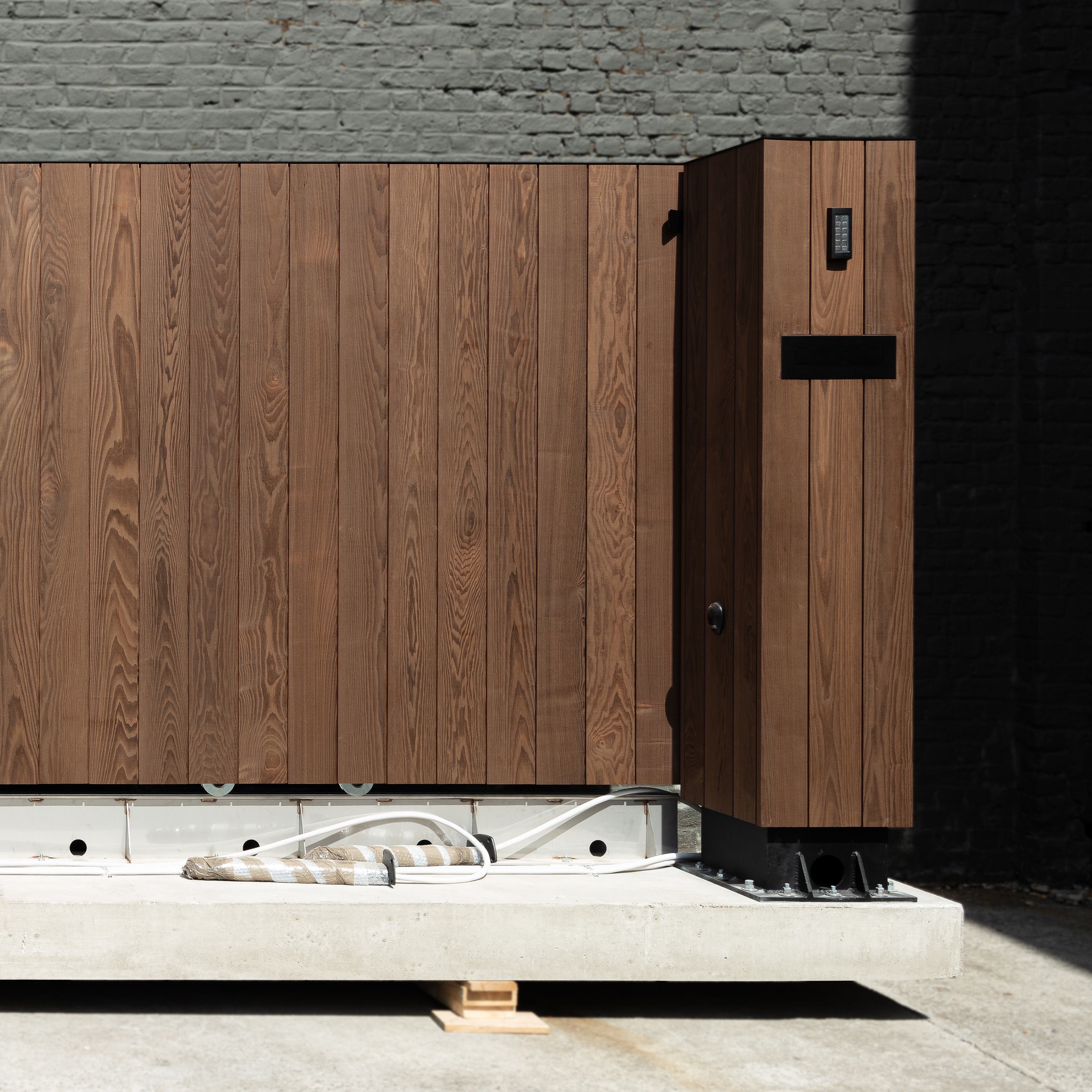 Plug-and-play houten poort op betonnen fundering