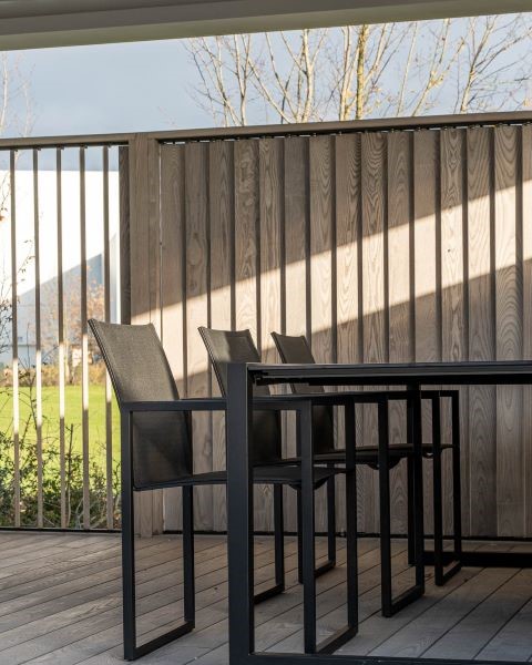 Houten shutter als zijwand terrasoverkapping