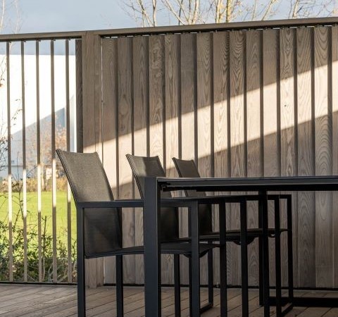 Houten terrasshutters met beweegbare lamellen