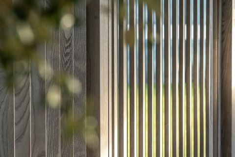 Houten terrasshutter met beweegbare lamellen