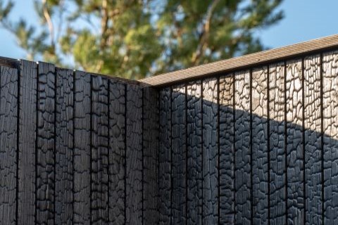 Gebrand hout gevelbekleding met schubbenstructuur