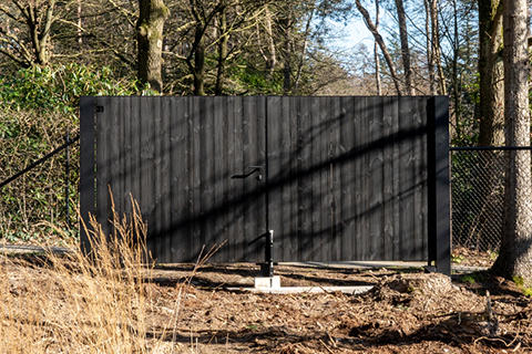 Houten draaipoort met zwarte afwerking Houten draaipoort met zwarte afwerking