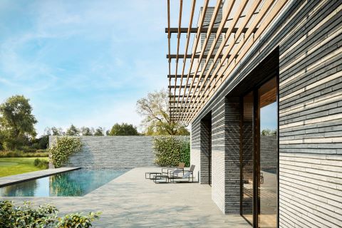 Houten zonneluifel met vaste lamellen aan gevel woning