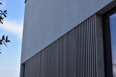 Houten gevelbekleding woning met voorvergrijsd Uni line profiel Houten gevelbekleding woning met voorvergrijsd Uni line profiel