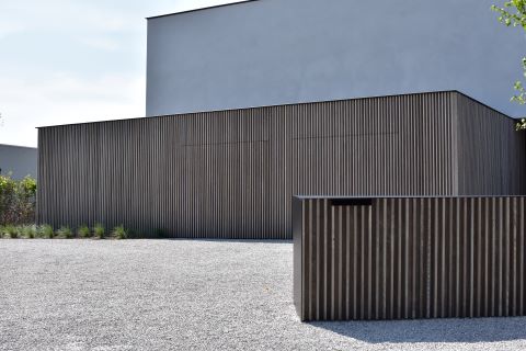 Gevel en brievenbus naadloos bekleed met houten gevelbekleding Uni line Gevel en brievenbus naadloos bekleed met houten gevelbekleding Uni line
