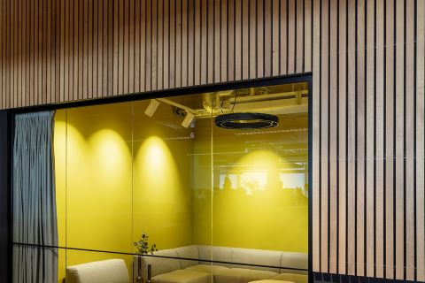Eikenfineer wandbekleding in kantoor
