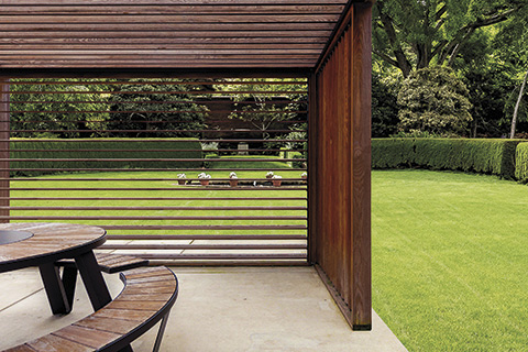 Houten shutter met beweegbare lamellen in terrasoverkapping