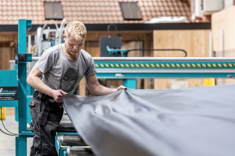 Aanbrengen dampscherm op prefab wand Aanbrengen dampscherm op prefab wand