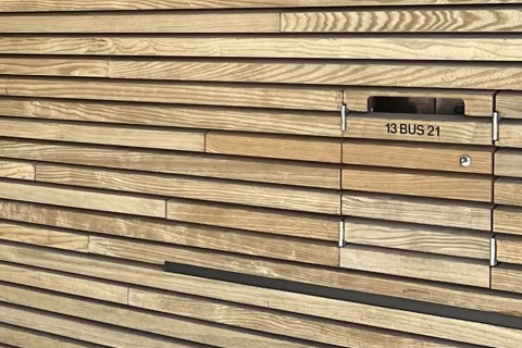 Opgefriste houten gevelbekleding in thermisch essen