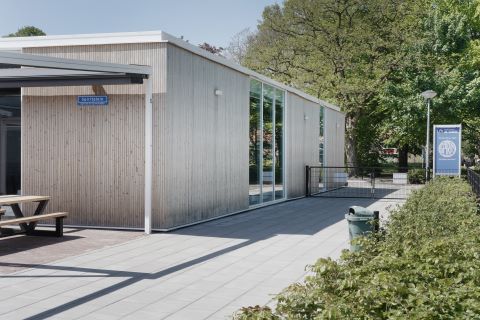HOTwood naaldhout gevelbekleding sporthal in combinatie met witte muur