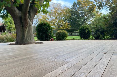 HOTwood essen terras met bol geschaafde planken