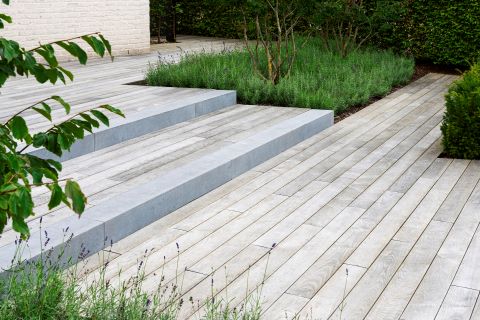 Vergrijsd terras met HOTwood essen terrasplanken
