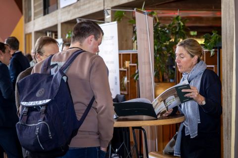 Heidi Carpentier geeft uitleg over assortiment houtproducten op de Houtdag 2024 in Apeldoorn