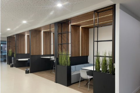 Akoestisch plafond in kantoor - Cubus profiel in thermisch pine