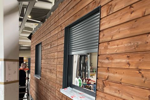 Afgewerkte prefab hsb-wand met gevelbekleding en raam Afgewerkte prefab hsb-wand met gevelbekleding en raam