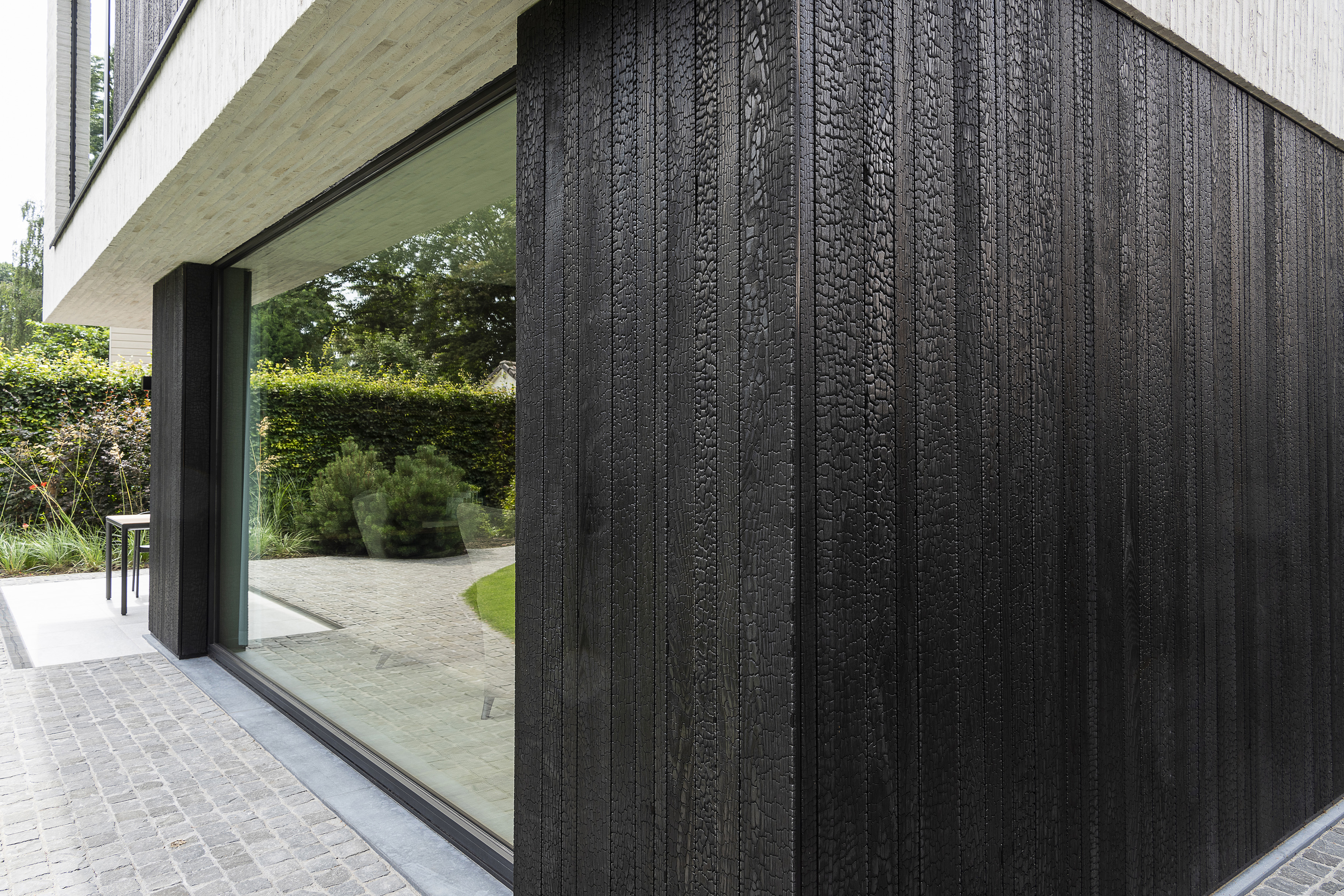 Mooi contrast tussen lichte gevelsteen en zwart houten gevelbekleding