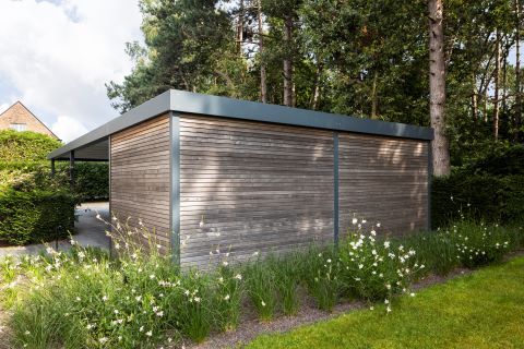 Houten zijwanden in carport uit aluminium