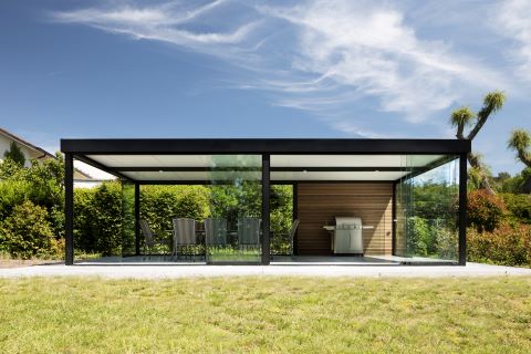 Houten zijwand in aluminium terrasoverkapping 