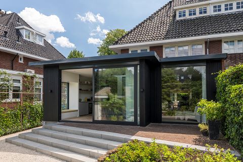 Moderne aanbouw in houtskelet bekleed met zwart geolied HOTwood naaldhout