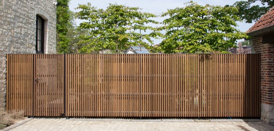 Houten tuinpoortje in omheining bekleed met Fine line SV3QC