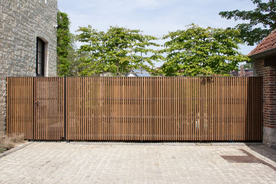 Houten tuinpoortje in omheining bekleed met Fine line SV3QC