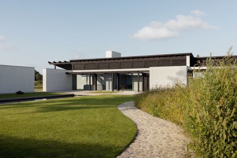 Moderne villa met outdoor raamshutters in zwart hout Moderne villa met outdoor raamshutters in zwart hout