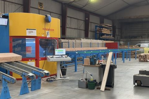 Hundegger CNC-machine voor productie van houten bijgebouwen Hundegger CNC-machine voor productie van houten bijgebouwen