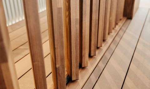 Houten roomdivider met minimalistisch mechanisme