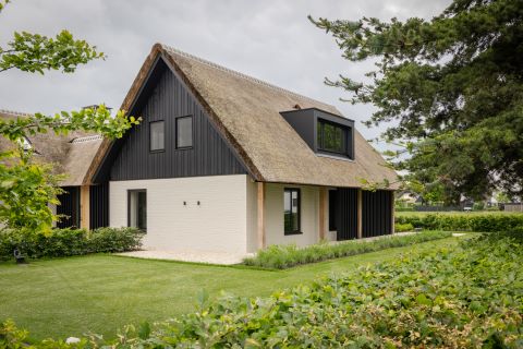 Bardage en bois noir donne un aspect moderne à une maison traditionnelle Bardage en bois noir donne un aspect moderne à une maison traditionnellee woning