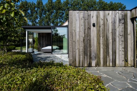 Modern bijgebouw in HSB met barnwood gevelbekleding