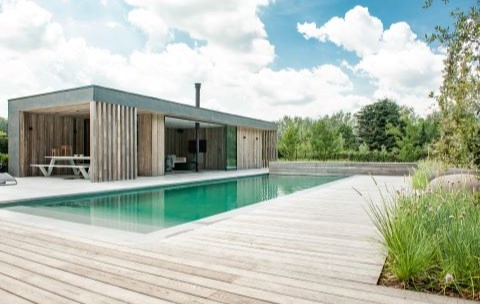 Poolhouse en terras afgewerkt met thermisch essenhout Poolhouse en terras afgewerkt met thermisch essenhout