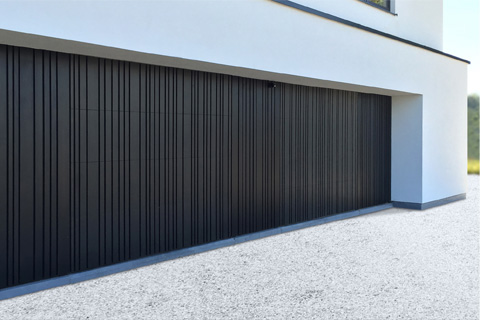 Accoya gevelbekleding garagepoort met zwarte afwerking
