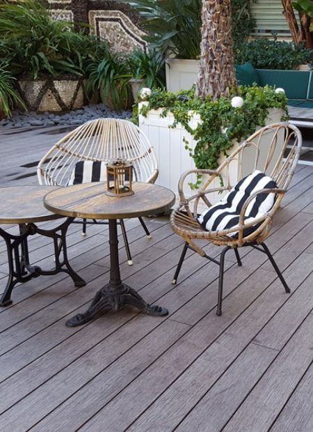 Duurzaam bamboe terras met vergrijsde look Duurzaam bamboe terras met vergrijsde look