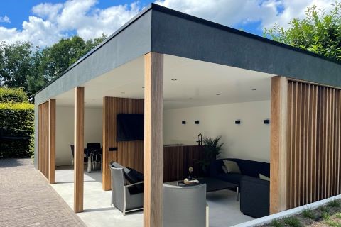 Moderne terrasoverkapping met houten shutters als zijelement