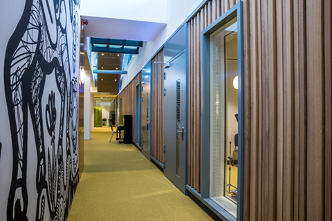 Houten wandbekleding Centre Céramique Maastricht
