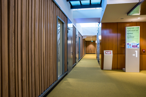 Houten wandbekleding Centre Céramique Maastricht