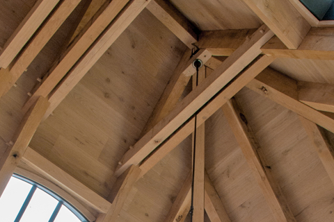 Eiken dakconstructie met eiken dakbeschot planken Eiken dakconstructie met eiken dakbeschot planken