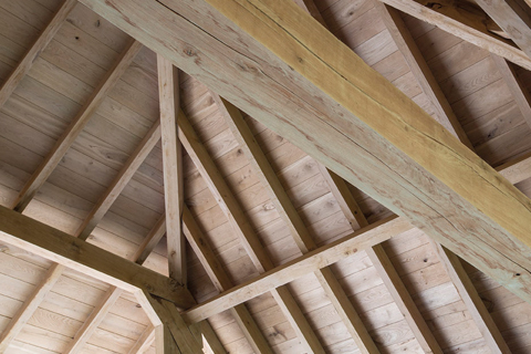 Prachtige eiken dakconstructie met eiken dakbeschot planken Prachtige eiken dakconstructie met eiken dakbeschot planken