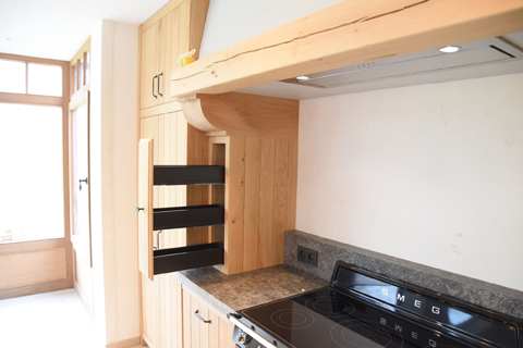 Eiken keuken met bekantrecht hout en eiken balken
