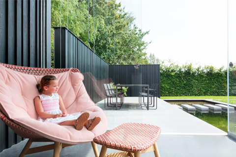 Knusse hoek met houten afsluiting
