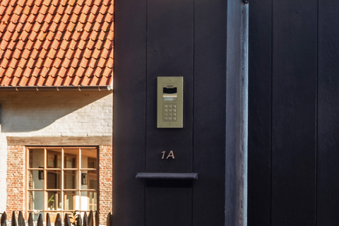 Houten poort in gebrand hout