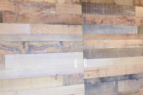 realisatie met geolied recuperatie eiken Brownstone als wandbekleding