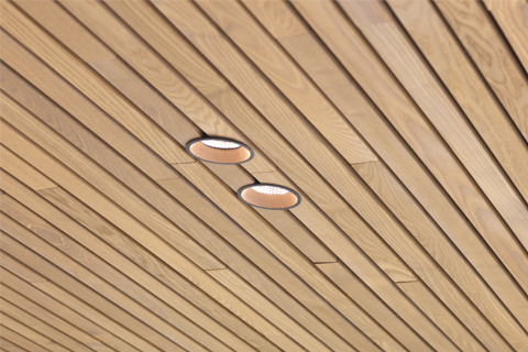 Houten plafond in thermisch essen met ingewerkte verlichting